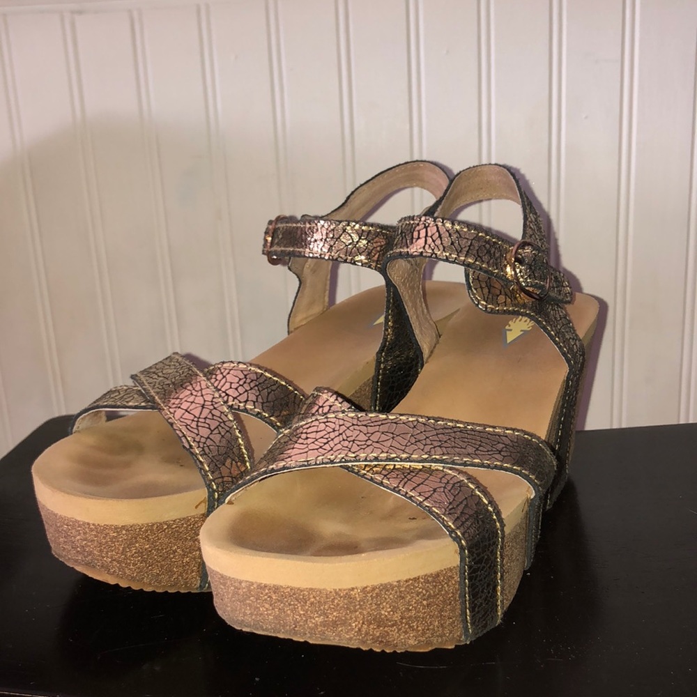 Volatile Gold Wedges
